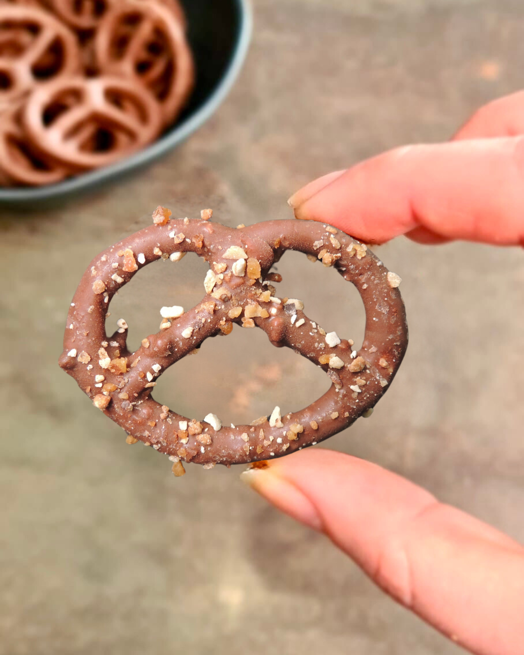 Bretzel chocolat praliné - éclats de feuillantine - 100g